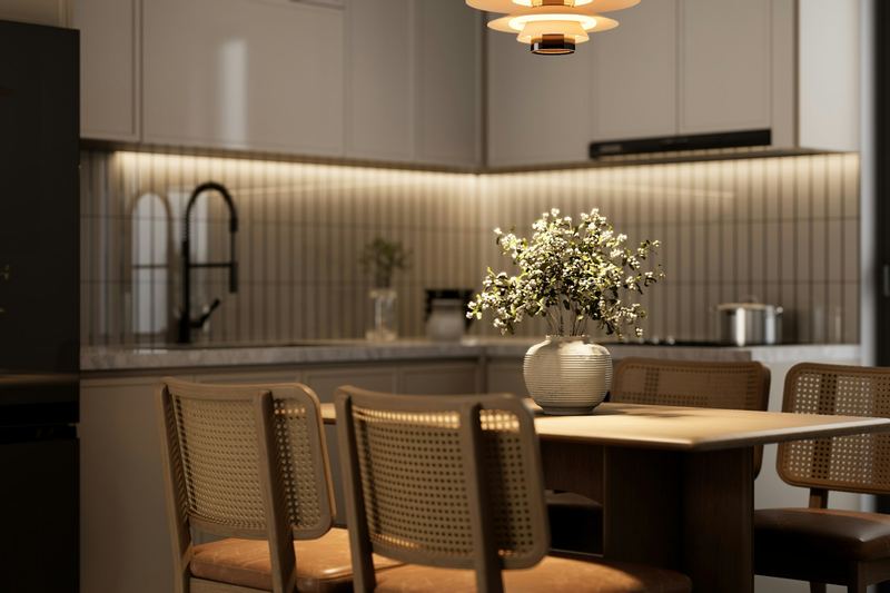 Kök med matplats, stolar och taklampa