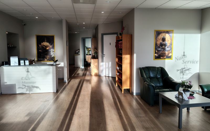 Receptionen och väntrummet i salongen på Kungsgatan 10A