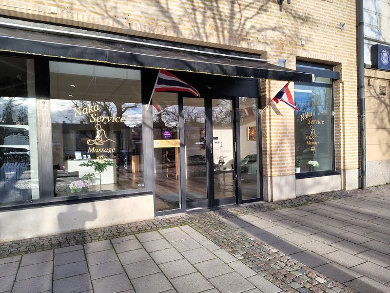 Skyltfönstret till Naka Service på Kungsgatan 10A i Motala